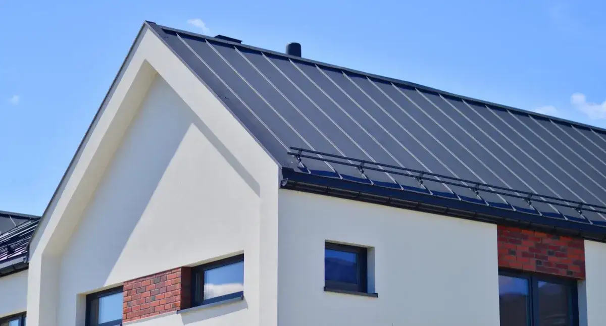 Zdjęcie Ile kosztuje malowanie dachu z blachy? Zaskakujące ceny i czynniki wpływające