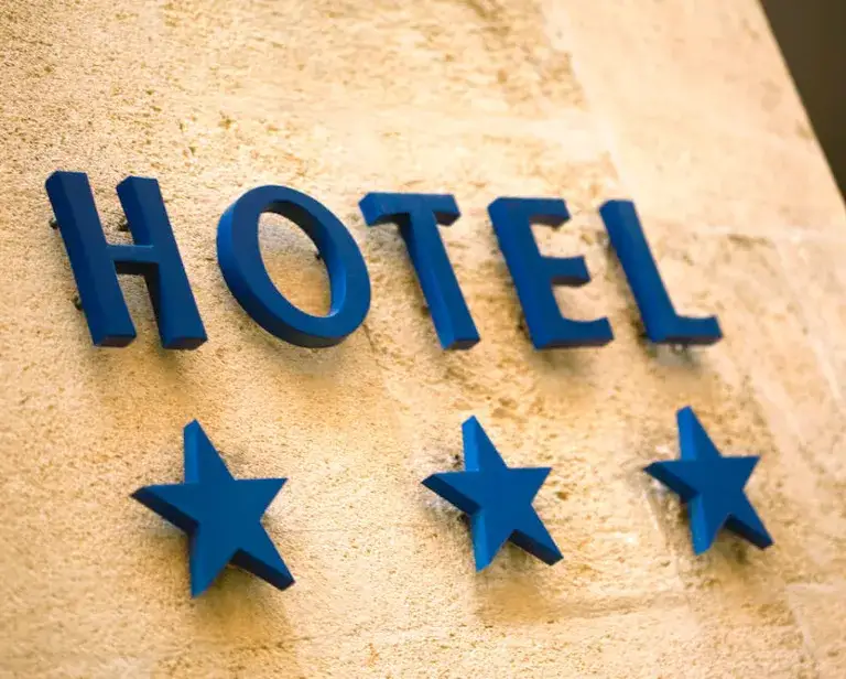 Zdjęcie Od czego zależą gwiazdki w hotelu? Poznaj kluczowe czynniki!