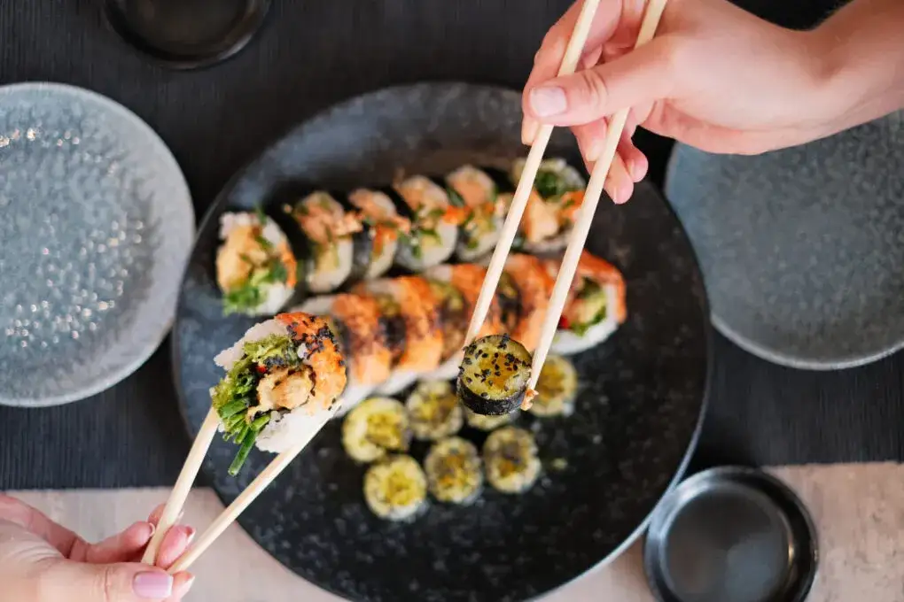 Zdjęcie Jak jeść sushi z sosem sojowym, aby uniknąć przesolenia i cieszyć się smakiem