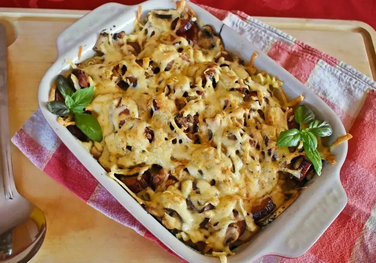 Zdjęcie Ile kalorii ma zapiekanka makaronowa z kiełbasą i serem? Sprawdź!