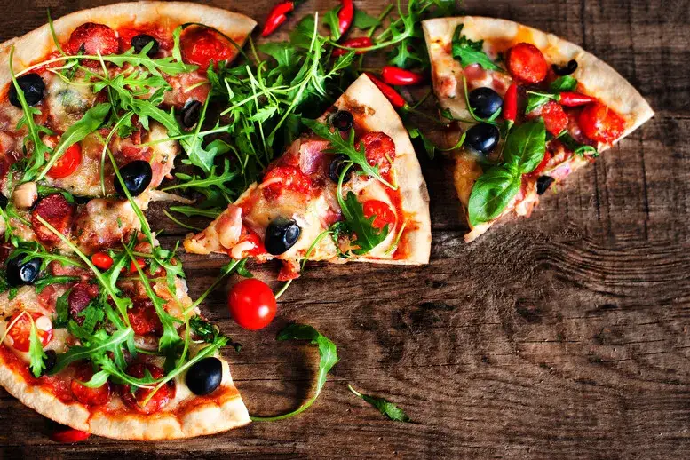 Zdjęcie Jak podgrzać mrożoną pizzę w mikrofali, aby nie straciła smaku