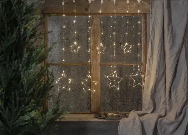 Zdjęcie Jak łatwo zawiesić lampki choinkowe w oknie - 5 sprawdzonych metod