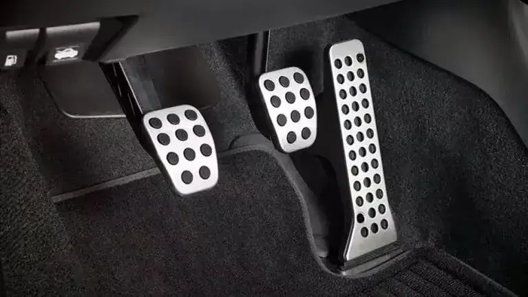 Zdjęcie Todo lo que necesitas saber sobre el freno embrague y acelerador