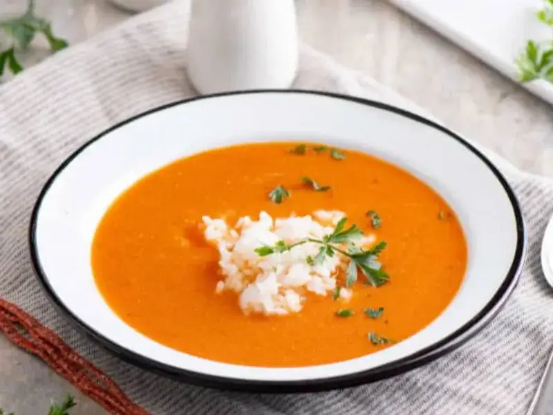 Zdjęcie Zupa pomidorowa jak u babci - smak dzieciństwa w Twojej kuchni