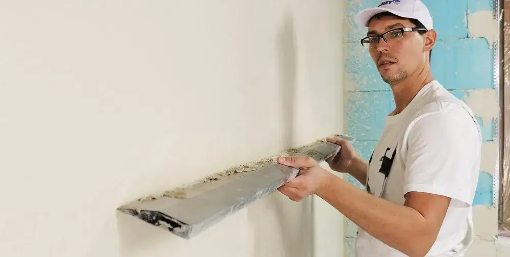 Zdjęcie Czy tynk gipsowy maszynowy można nakładać ręcznie? Poznaj techniki i wyzwania