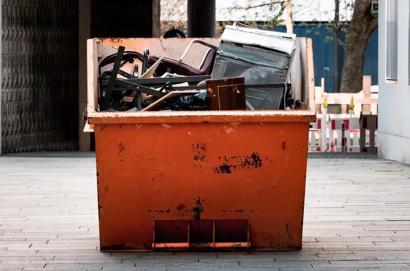 Zdjęcie Czy można wyrzucić stare meble na śmietnik? Prawda i legalne alternatywy