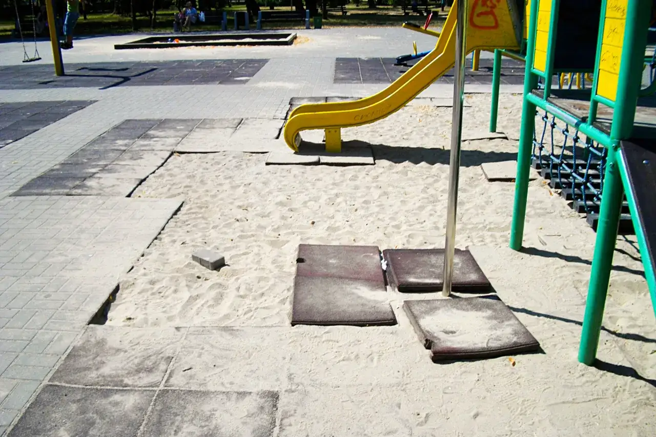 Zdjęcie Jak zakotwiczyć plac zabaw, aby zapewnić bezpieczeństwo dzieciom