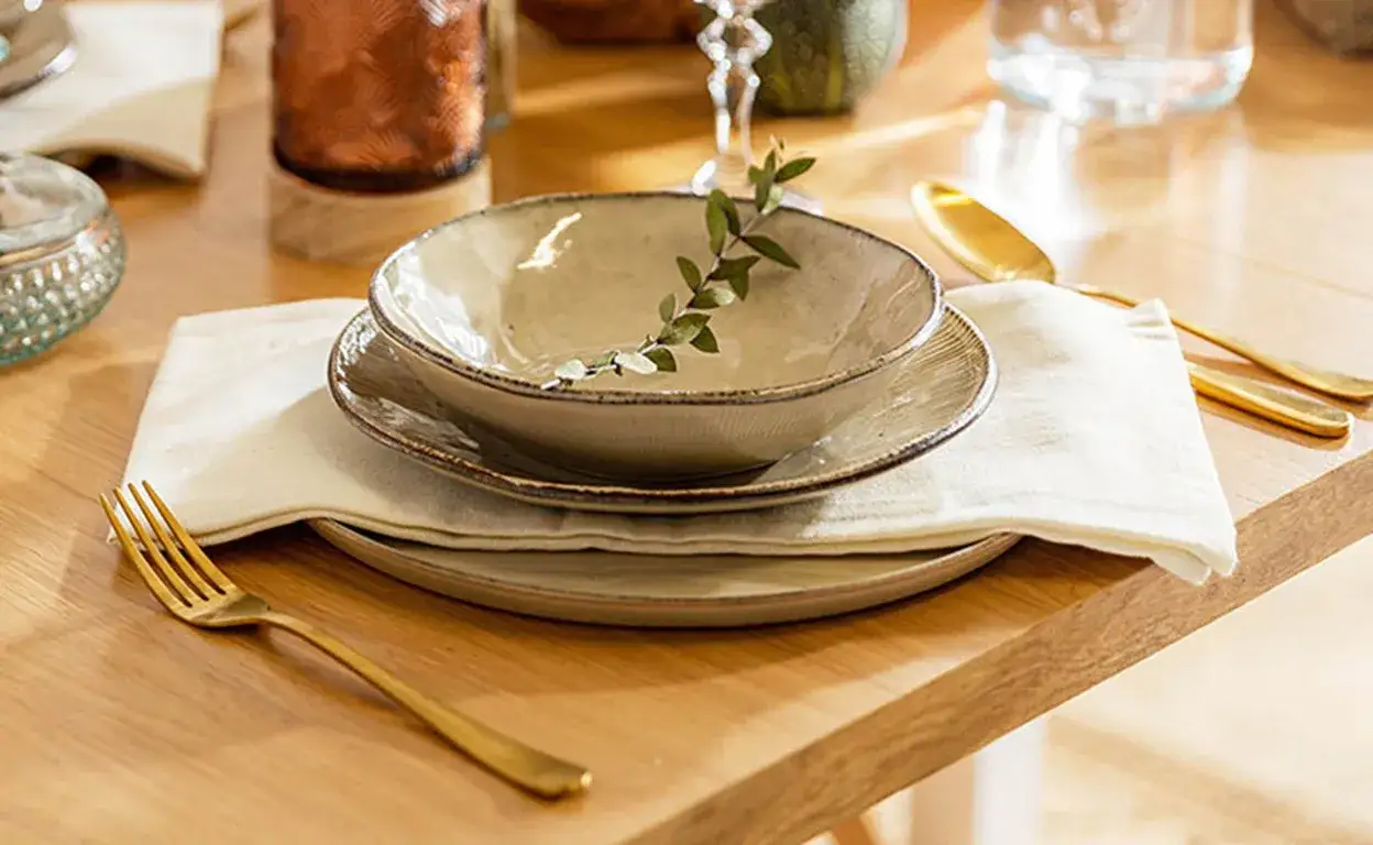 Zdjęcie Jak położyć serwetki na stole, aby zachwycić gości i dodać elegancji