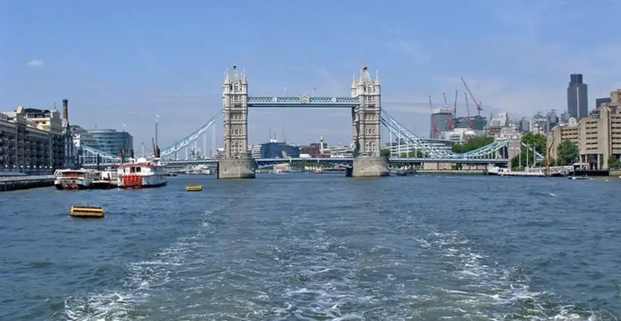 Zdjęcie Nad jaką rzeką leży Londyn? Odkryj znaczenie Tamizy dla miasta