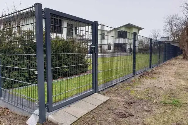 Zdjęcie Ogrodzenie od granicy: Unikaj kar i sporów z sąsiadem krok po kroku