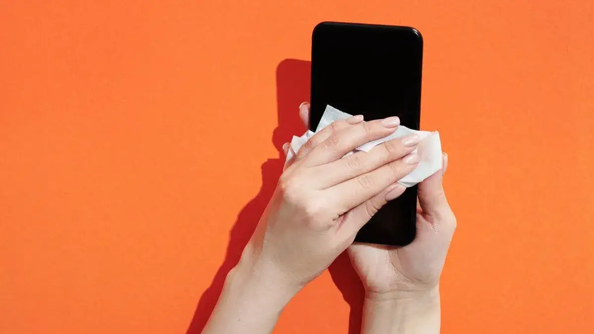 Zdjęcie Czym czyścić telefon, by uniknąć zarysowań i uszkodzeń?