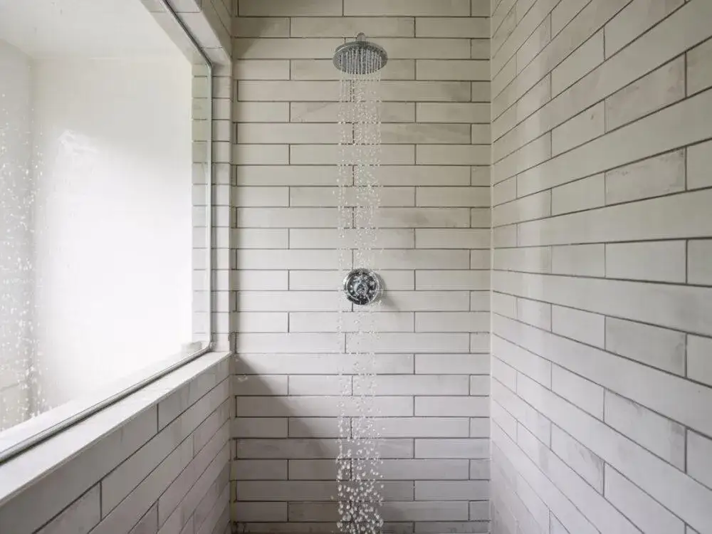 Zdjęcie Jaki grunt do łazienki pod płytki, aby uniknąć problemów z wilgocią?