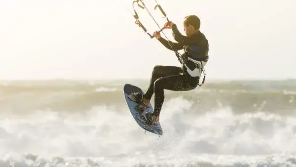 Zdjęcie Jaką piankę do kitesurfingu wybrać, by nie zmarznąć na wodzie?