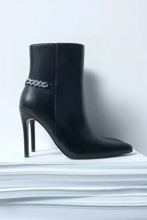 Zdjęcie Jak chodzić w botkach na obcasie bez bólu i z pewnością siebie