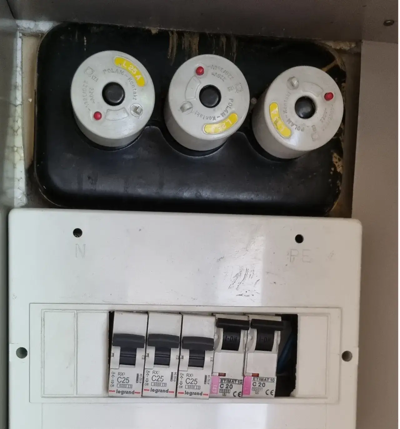 Zdjęcie Jaki bezpiecznik wybrać do gniazda siłowego 32A, aby zapewnić bezpieczeństwo?