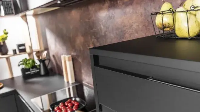 Zdjęcie Czym zastąpić płytki ścienne w kuchni? Odkryj praktyczne alternatywy