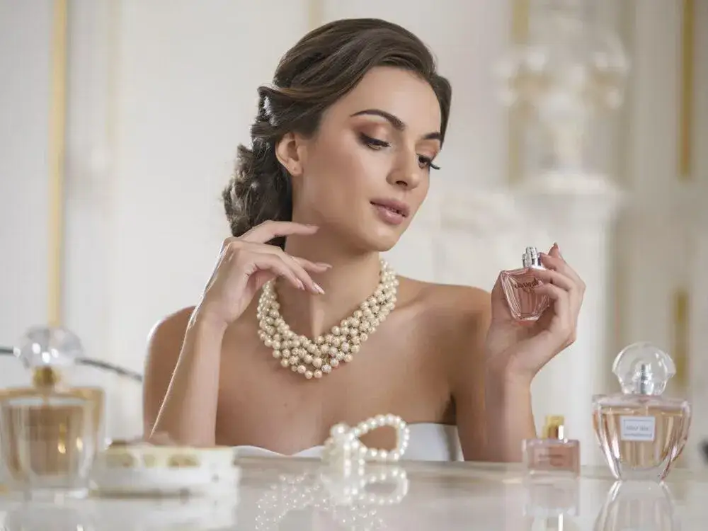 Zdjęcie Gdzie psikać perfumami? Poznaj sekrety trwałego zapachu