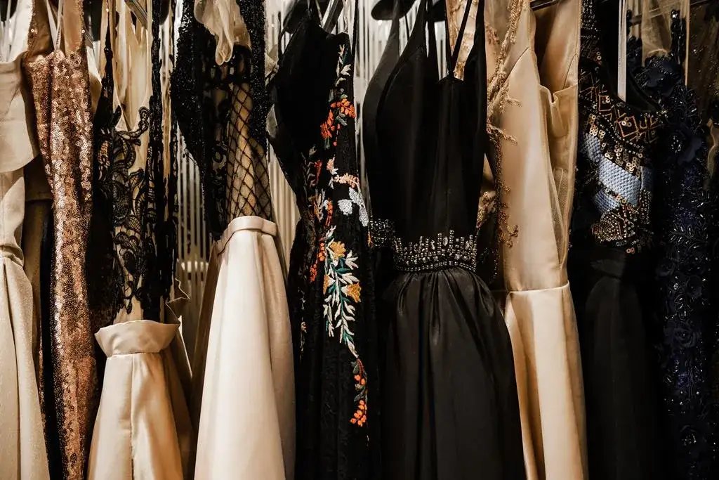 Zdjęcie W co się ubrać na bal: eleganckie stylizacje na karnawał, które zachwycą