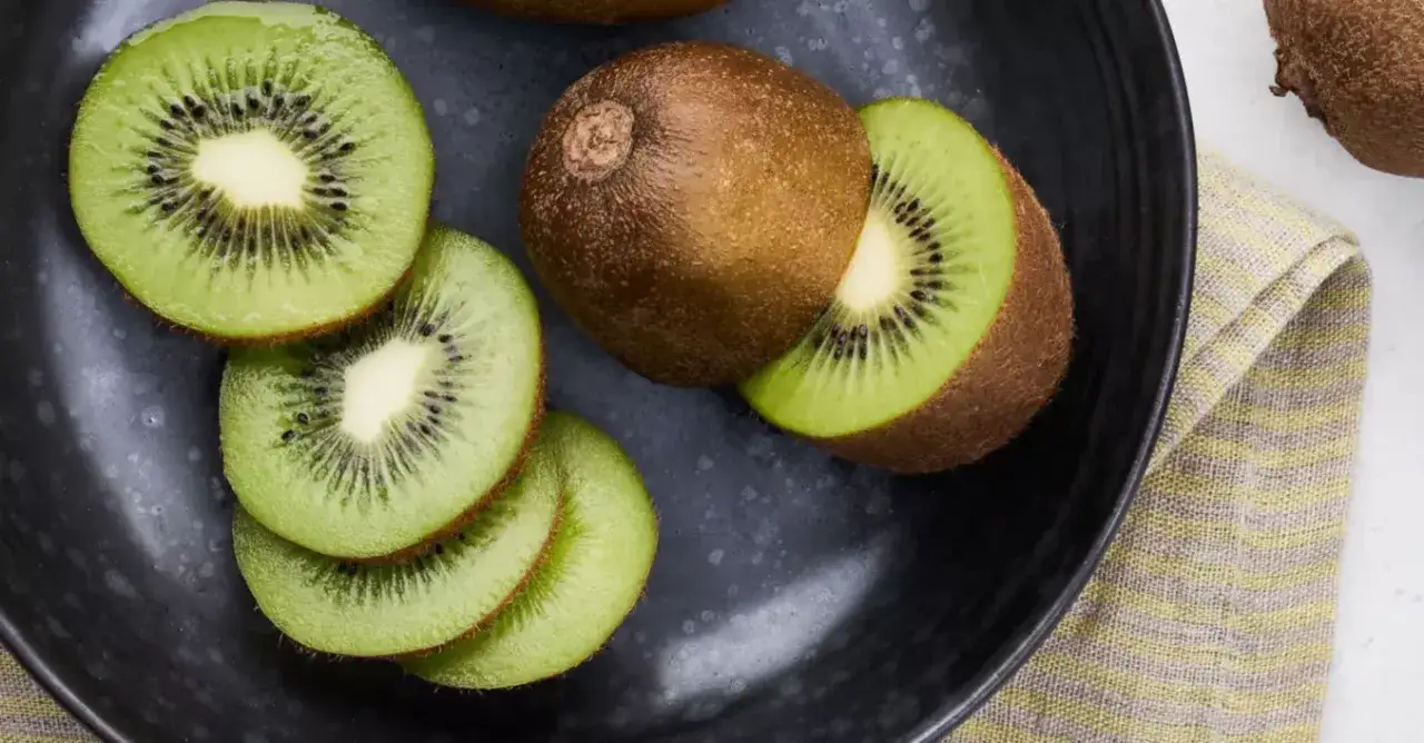 Zdjęcie Kiedy jest sezon na kiwi? Sprawdź, kiedy najlepiej je kupić