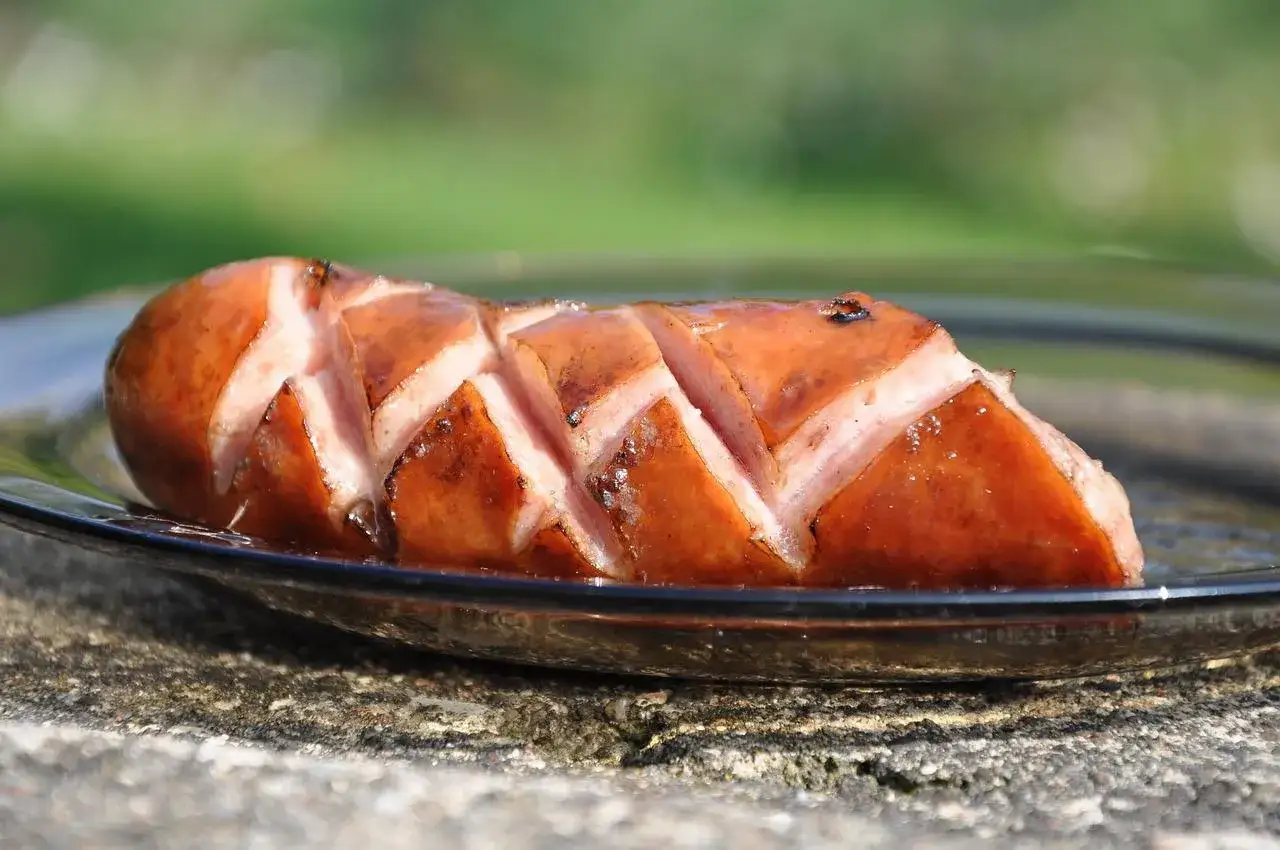 Zdjęcie Ile kalorii ma kiełbasa z ogniska? Zaskakujące wartości odżywcze