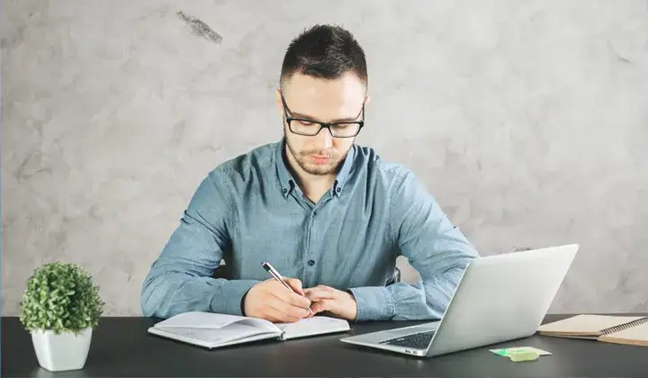 Zdjęcie Jak napisać profil zawodowy, który przyciągnie pracodawców?