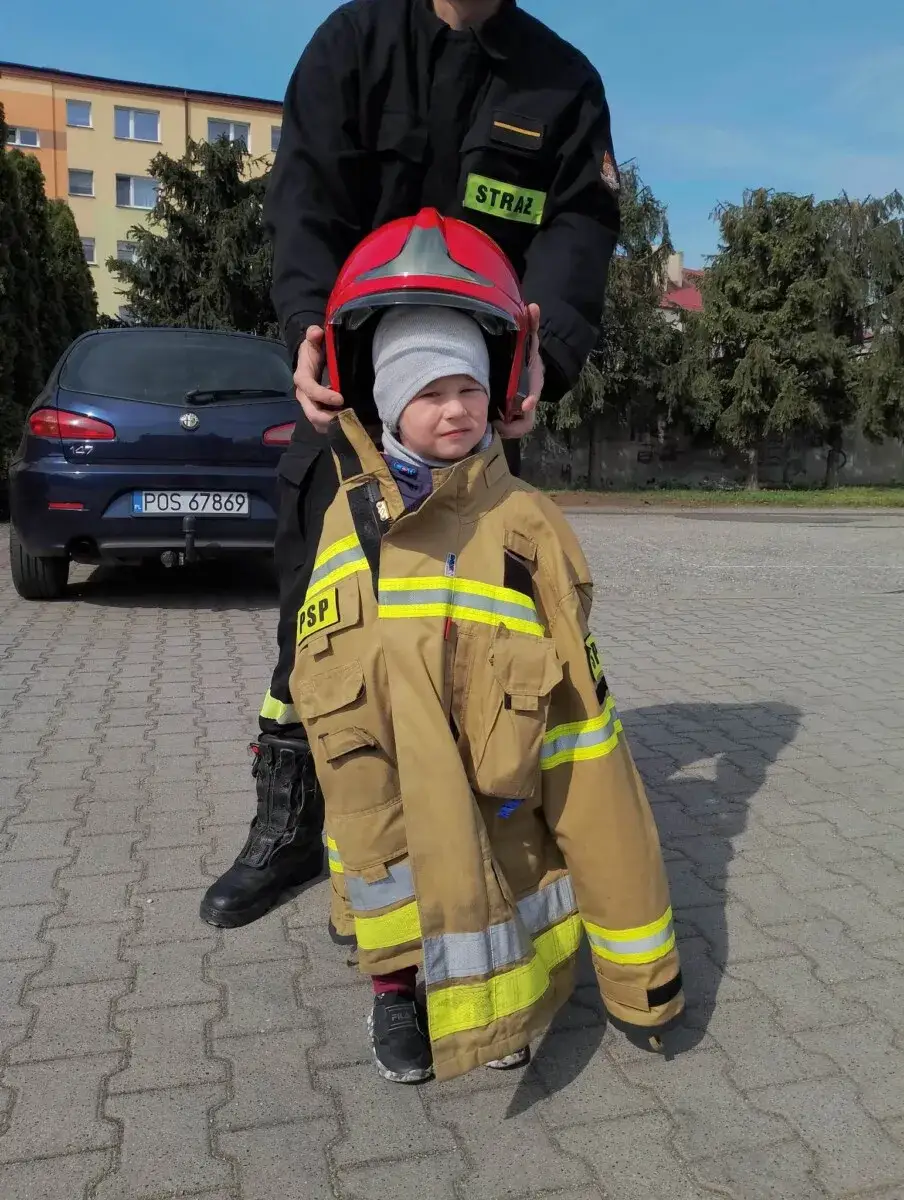 Zdjęcie Jak zrobić straż pożarną z kartonu – proste kroki do kreatywnej zabawy