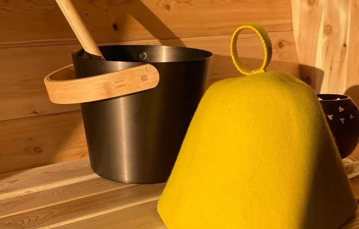 Zdjęcie Czapka w saunie po co? Dowiedz się, jak chroni zdrowie i komfort