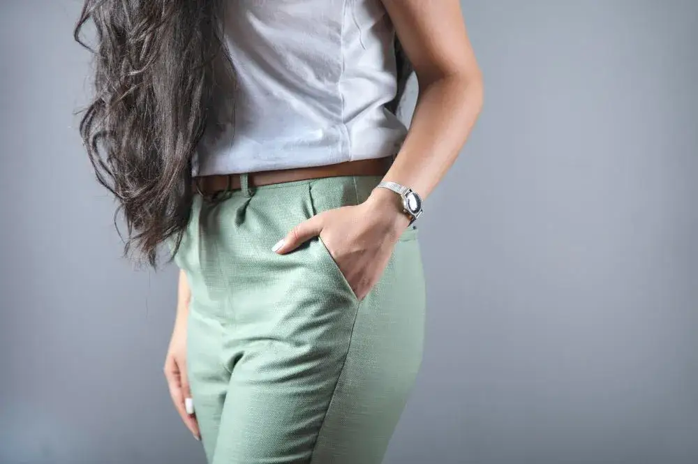 Zdjęcie Pantalón verde mujer: Combina y luce con estilo en cada ocasión