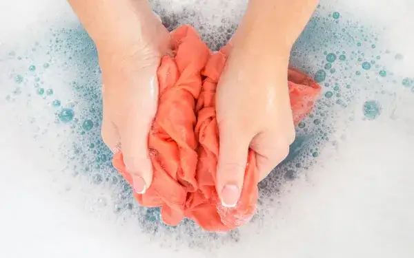 Zdjęcie Jak prać bluzy, aby nie straciły jakości i koloru? Sprawdź te porady