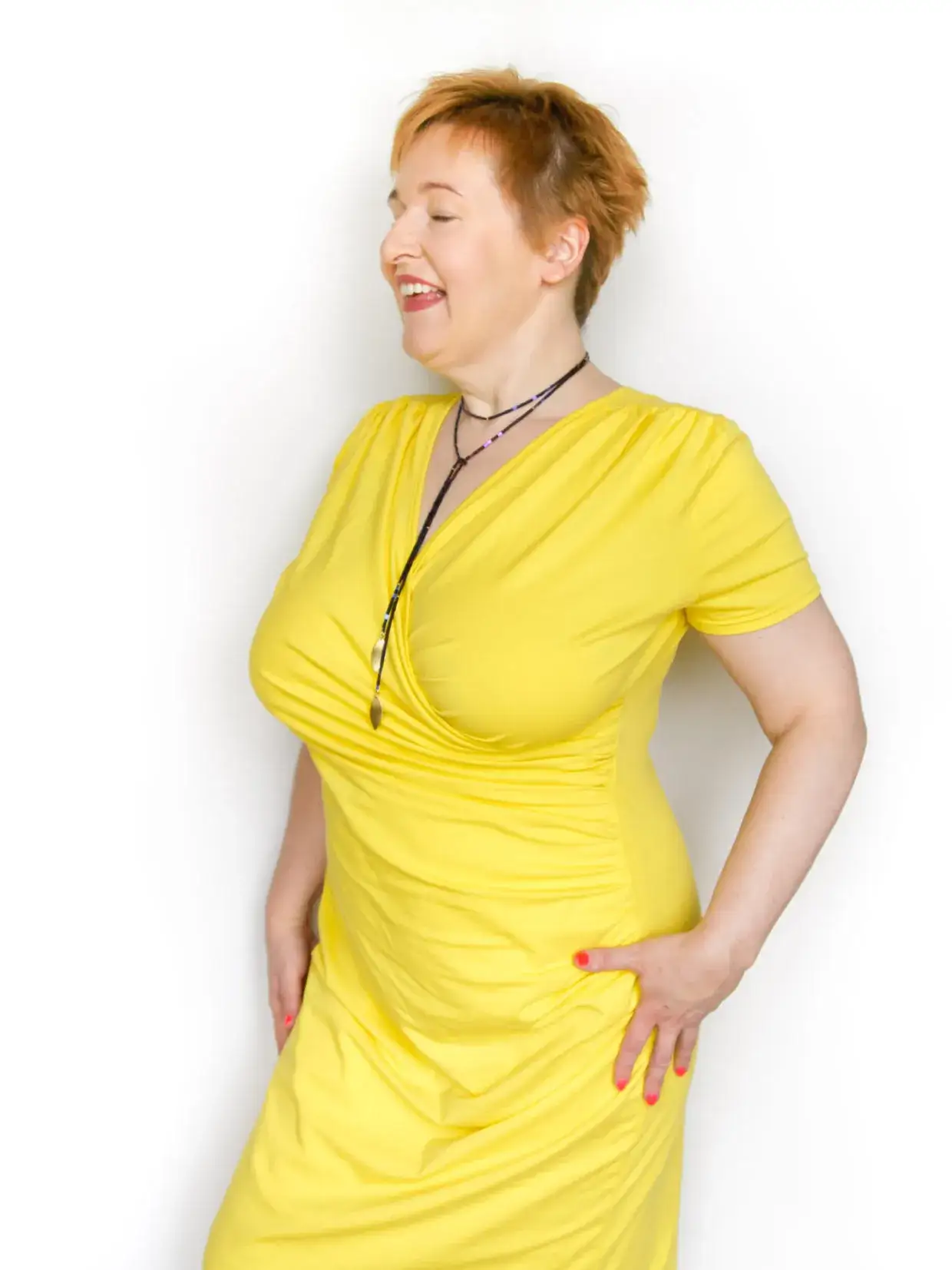 Zdjęcie Jak nosić sukienkę bez stanika: praktyczne porady na wygodę i styl