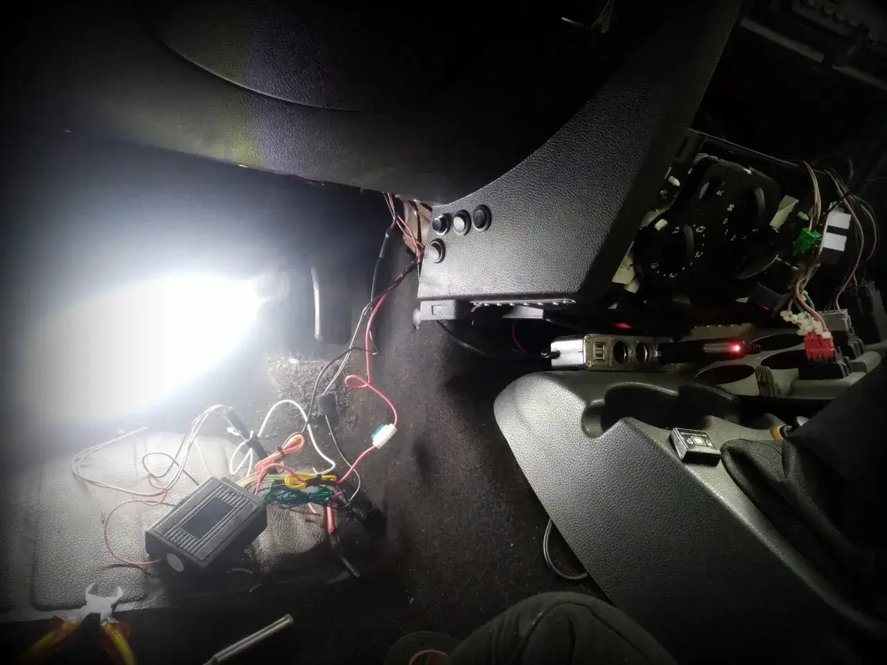 Zdjęcie Gdzie jest sterownik centralnego zamka w Ducato? Odkryj lokalizację i problemy