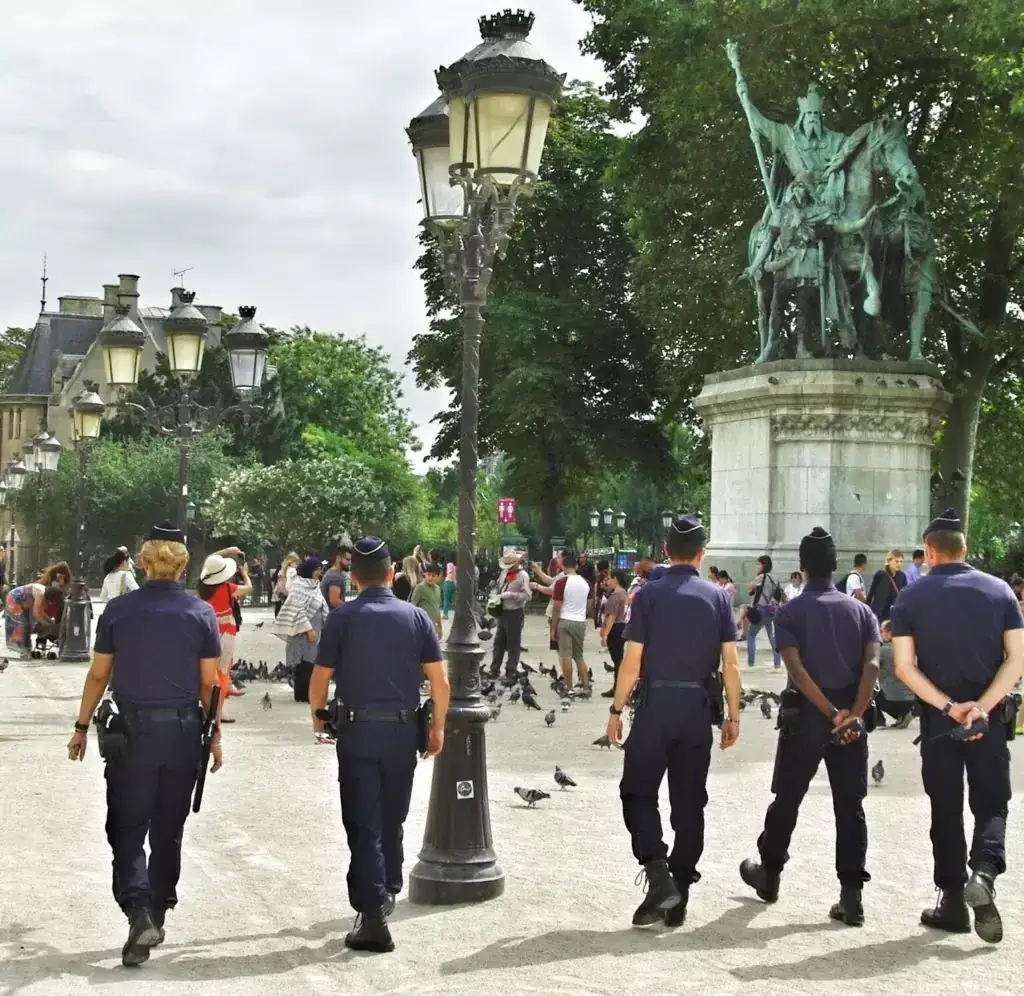 Zdjęcie Czy w Paryżu jest bezpiecznie? Poznaj niepokojące fakty i statystyki