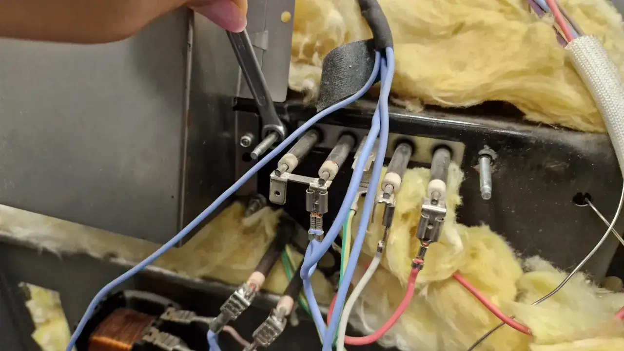 Zdjęcie Jak wymienić spirale w piekarniku elektrycznym i uniknąć problemów