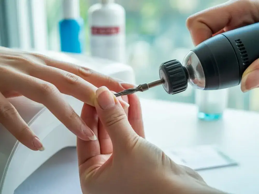 Zdjęcie Czy frezarka niszczy paznokcie? Oto, co musisz wiedzieć, aby uniknąć szkód