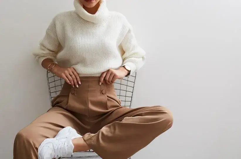 Zdjęcie Biały sweter stylizacje: jak stylowo łączyć go z innymi elementami garderoby