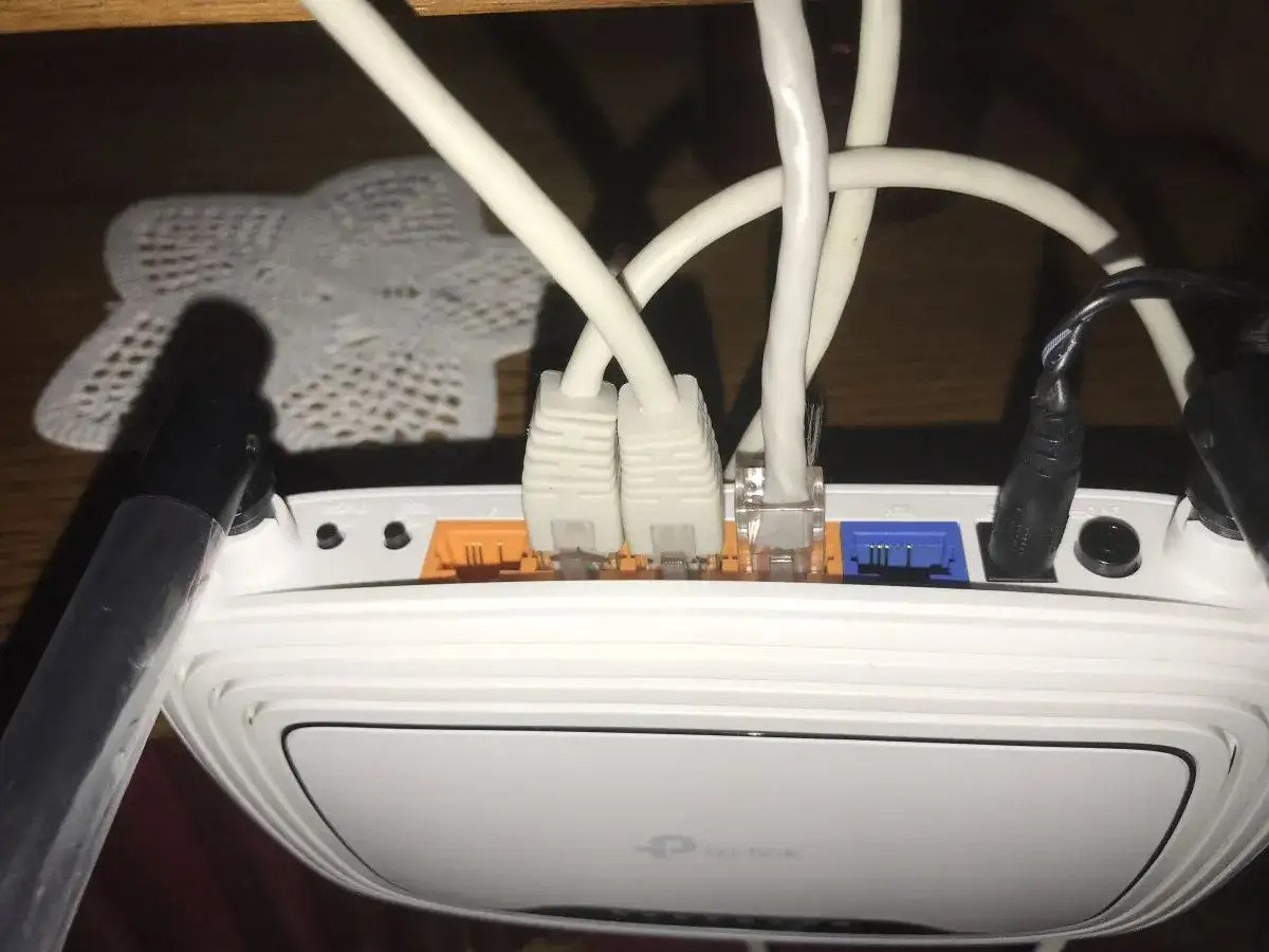 Zdjęcie Jak podłączyć kabel internetowy do routera - uniknij problemów z siecią