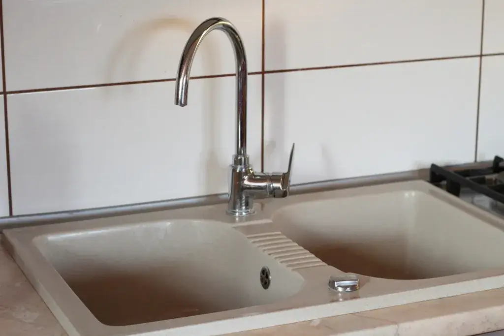 Zdjęcie Jak skutecznie wyczyścić jasny zlew granitowy bez uszkodzeń – sprawdzone metody