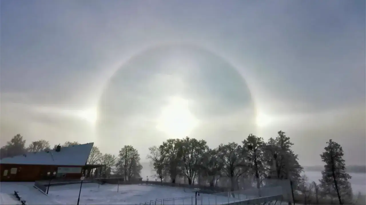 Zdjęcie Jak powstaje zjawisko halo? Zaskakujące fakty o refrakcji światła