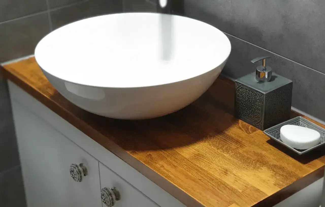 Zdjęcie Czym pomalować blat drewniany do łazienki, aby uniknąć zniszczeń?
