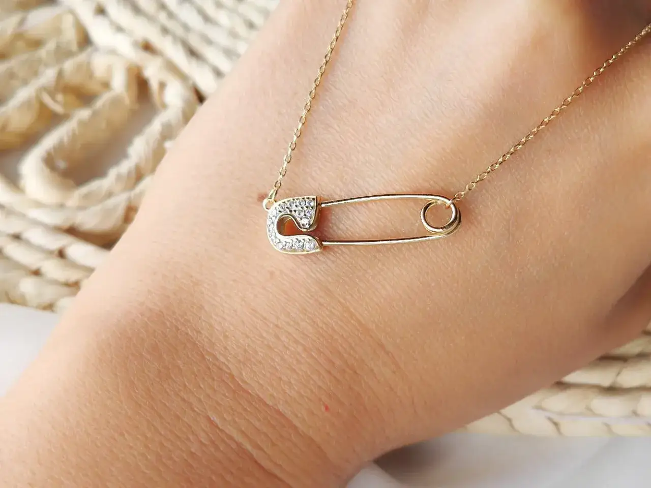 Zdjęcie Naszyjnik z agrafką co oznacza: odkryj jego ukrytą symbolikę
