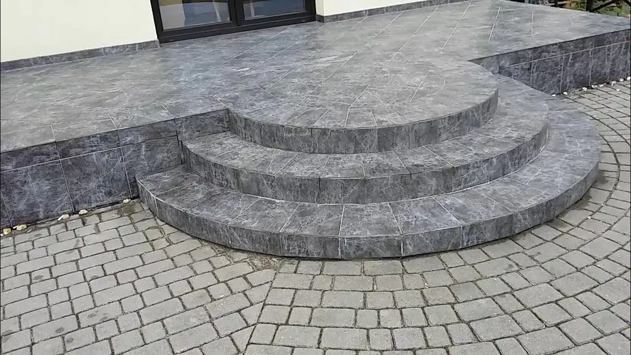 Zdjęcie Jak zaszalować schody zewnętrzne półokrągłe - uniknij najczęstszych błędów