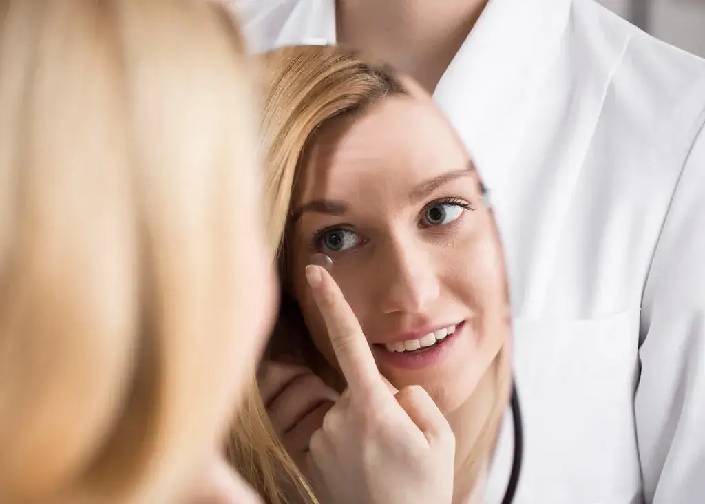 Zdjęcie Ile kosztują soczewki jednodniowe? Poznaj aktualne ceny wszystkich marek