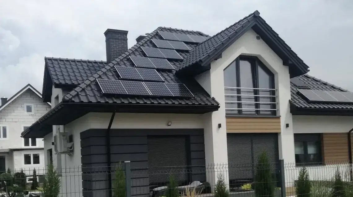 Zdjęcie Wady i zalety elektrowni słonecznych – co warto wiedzieć przed inwestycją?