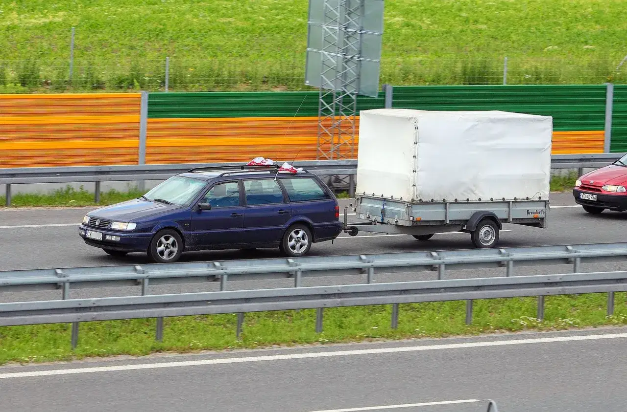 Zdjęcie Ile można jechać z lawetą na autostradzie? Poznaj ważne przepisy
