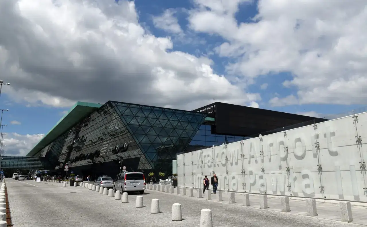 Zdjęcie Skąd odjeżdża bus PKP na lotnisko Kraków – nie przegap ważnych informacji