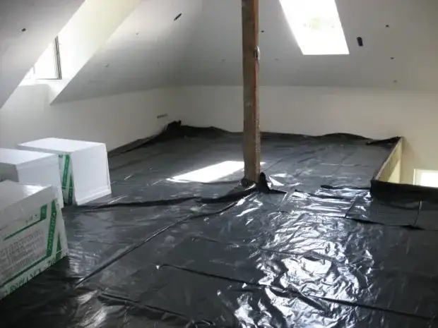 Zdjęcie Czy dawać folię pod styropian na stropie? Poznaj zalety i wady