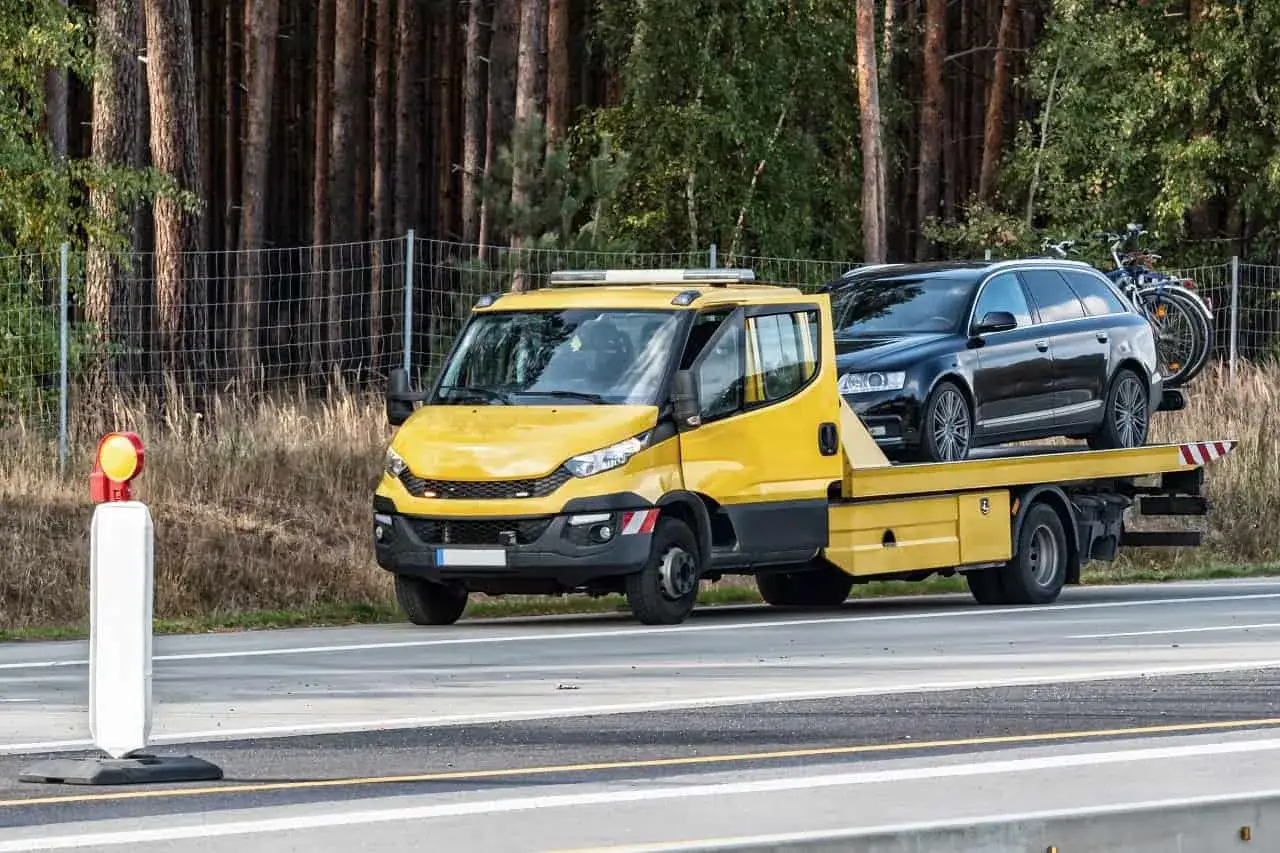 Zdjęcie Ile kosztuje holowanie samochodu na parking policyjny? Sprawdź ceny!