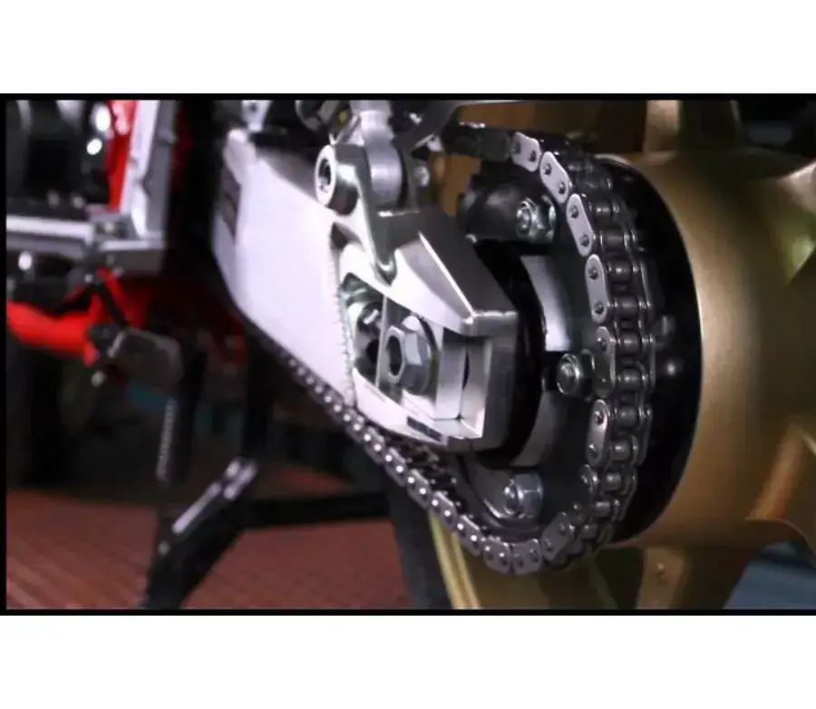 Zdjęcie MOTUL C2+ - skuteczny smar do łańcucha, który chroni i wydłuża żywotność