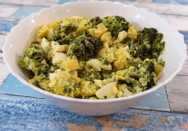 Zdjęcie Jak zrobić sałatkę z brokułami, która zachwyci Twoich gości