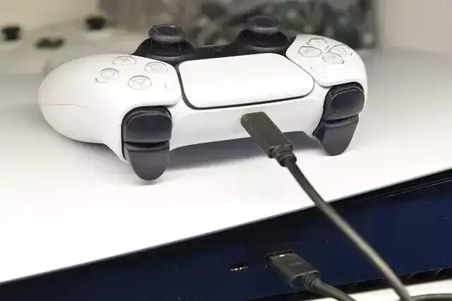 Zdjęcie Jak grać na dwa pady PS5 i uniknąć problem&oacute;w z połączeniem